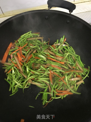 胡萝卜香干炒芦蒿的做法步骤：4