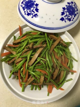 胡萝卜香干炒芦蒿的做法步骤：5