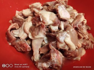 莲藕焖嫩鸭的做法步骤：1