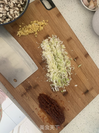 香菇酱肉包的做法步骤：2