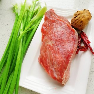 芹菜梗炒牛肉的做法步骤：1