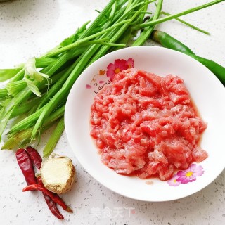 芹菜梗炒牛肉的做法步骤：2