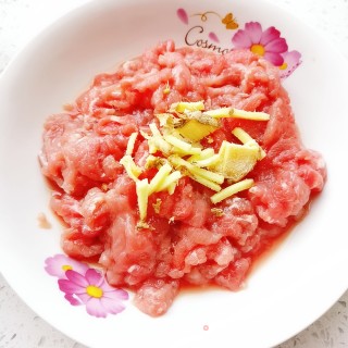 芹菜梗炒牛肉的做法步骤：3