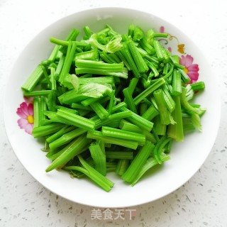 芹菜梗炒牛肉的做法步骤：4
