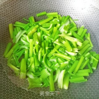 芹菜梗炒牛肉的做法步骤：7