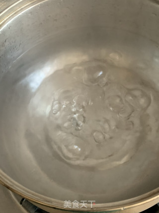 骨汤鲜肉小馄饨的做法步骤：2
