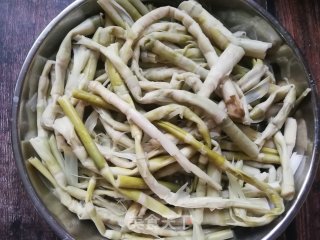 小米椒炒笋干的做法步骤：1