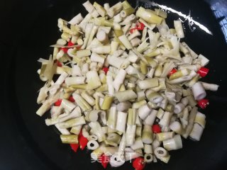 小米椒炒笋干的做法步骤：5