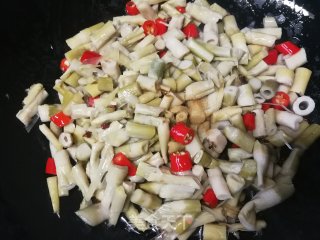 小米椒炒笋干的做法步骤：6