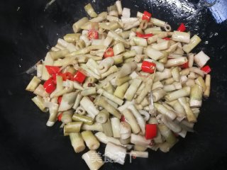 小米椒炒笋干的做法步骤：7