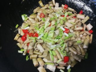 小米椒炒笋干的做法步骤：8