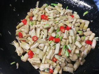 小米椒炒笋干的做法步骤：9