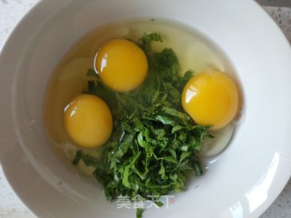 芹菜叶炒鸡蛋的做法步骤：2