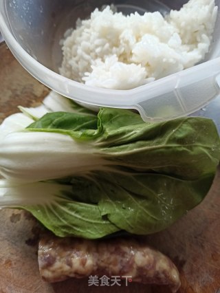 青菜香肠烫饭的做法步骤：1