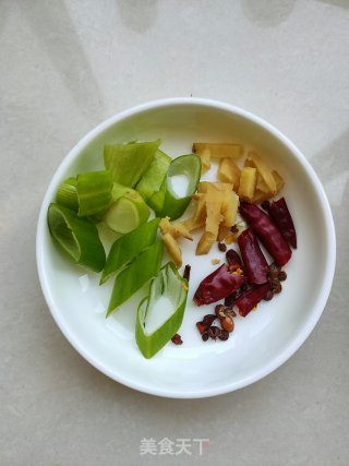 冻豆腐肉丸炖白菜的做法步骤：2