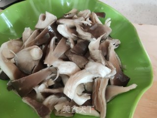 蒜苗炒平菇的做法步骤：1