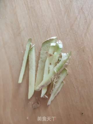 蒜苗炒平菇的做法步骤：4
