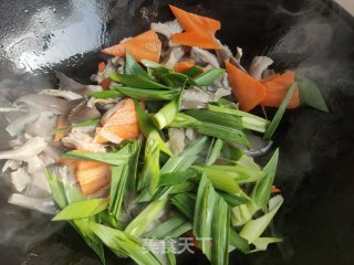 蒜苗炒平菇的做法步骤：10