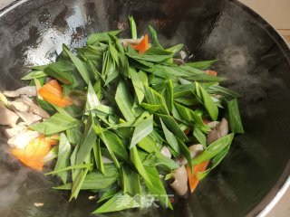 蒜苗炒平菇的做法步骤：11