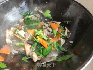 蒜苗炒平菇的做法步骤：13