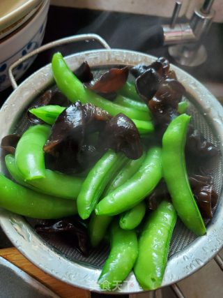 板筋肉炒甜豆黑木耳的做法步骤：8