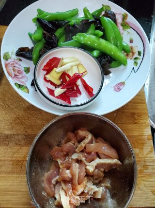 板筋肉炒甜豆黑木耳的做法步骤：9