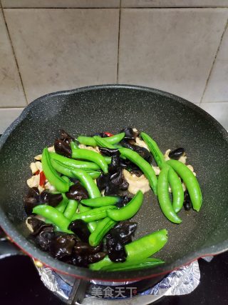 板筋肉炒甜豆黑木耳的做法步骤：13