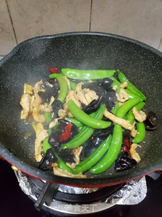 板筋肉炒甜豆黑木耳的做法步骤：15