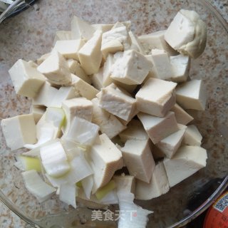 老干妈烧豆腐的做法步骤：1