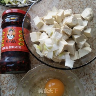 老干妈烧豆腐的做法步骤：2