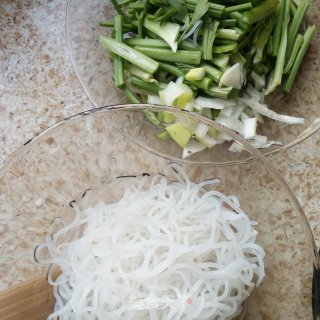 肉丝芹菜炒粉条的做法步骤：2