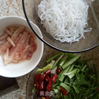 肉丝芹菜炒粉条的做法步骤：3