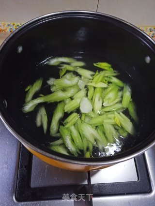 西芹扇贝的做法步骤：1