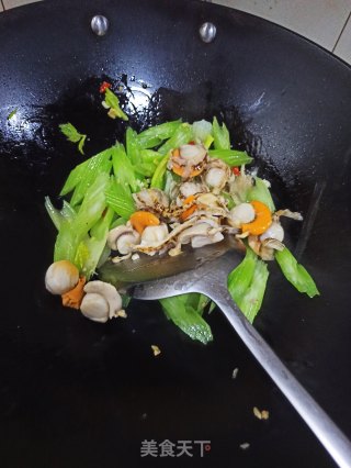 西芹扇贝的做法步骤：5