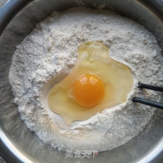 酥掉渣葱花饼的做法步骤：1