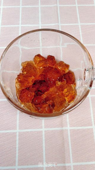 枸杞雪梨炖桃胶，止咳润肺又美容的做法步骤：1