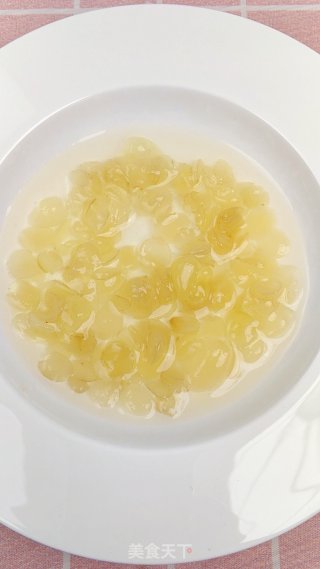 枸杞雪梨炖桃胶，止咳润肺又美容的做法步骤：2