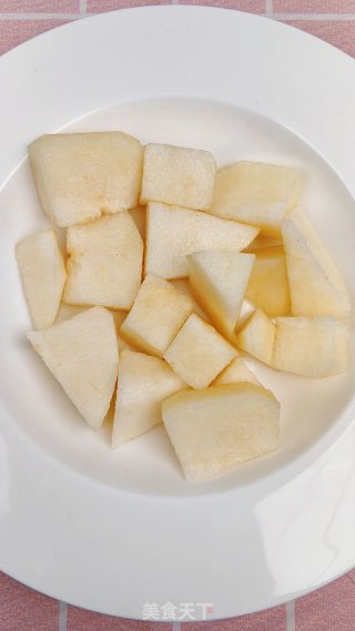 枸杞雪梨炖桃胶，止咳润肺又美容的做法步骤：3