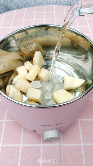 枸杞雪梨炖桃胶，止咳润肺又美容的做法步骤：4