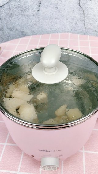 枸杞雪梨炖桃胶，止咳润肺又美容的做法步骤：5
