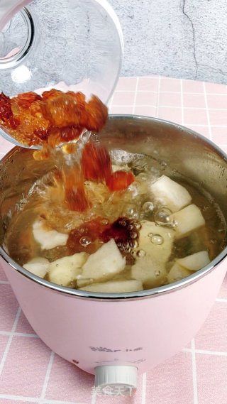 枸杞雪梨炖桃胶，止咳润肺又美容的做法步骤：6