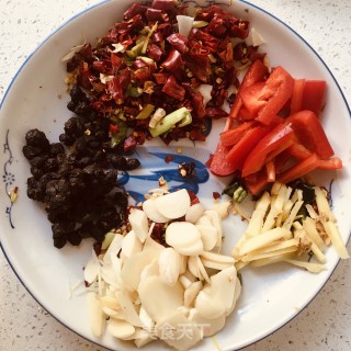 青椒黄金豆腐的做法步骤：1