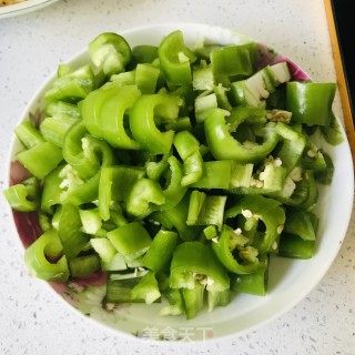 青椒黄金豆腐的做法步骤：2
