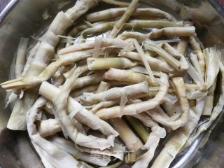 青椒香菇炒笋干的做法步骤：1