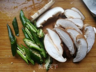青椒香菇炒笋干的做法步骤：3