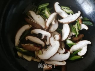 青椒香菇炒笋干的做法步骤：5