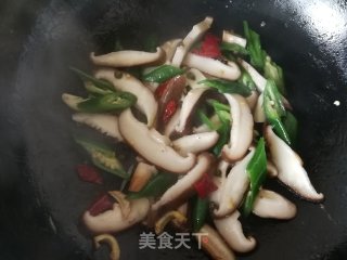青椒香菇炒笋干的做法步骤：6