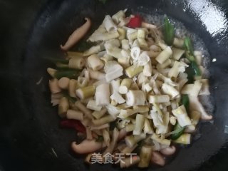 青椒香菇炒笋干的做法步骤：7