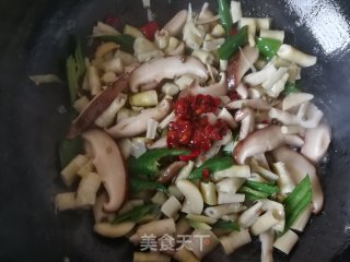 青椒香菇炒笋干的做法步骤：8