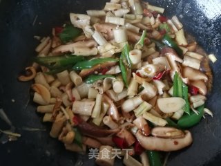 青椒香菇炒笋干的做法步骤：9